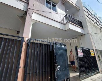 Rumah tanjung duren 3 Lantai SHM jalan 1 mobil