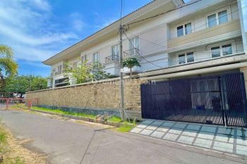 Disewakan, Rumah Komersil Hoek di Merr Dharmahusada Indah