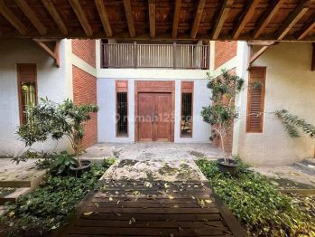 Rumah Lokasi Strategis dekat Stasiun Sudimara dengan Design Etnik Kayu yang