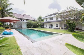 Modern villa at umalas kerobokan with ricefield view