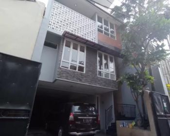 Rumah seperti baru 3 lantai garasi luas di Rawamangun