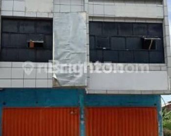 Ruko gandeng di poros jalan besar A. Yani Malang