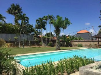 Villa Kuwun Kerobokan Mr. Hend / Sal