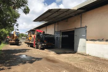 Gudang dengan lahan terbuka yang luas