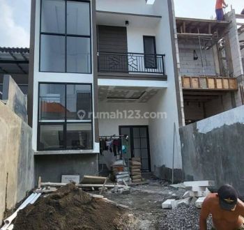 Dijual Rumah 2 Lantai Semolowaru 920 Jt