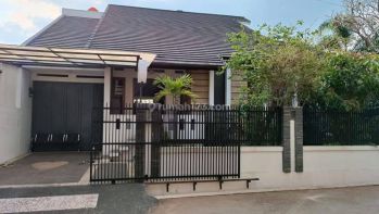 Rumah cantik di Perluasan Arcamanik 2 Lantai Bagus + kolam renang