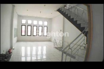 ruko 3 lantai mainroad sudirman cocok untuk kantor,usaha, resto tengah kota