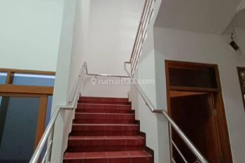 Rumah Disewa Siap Huni Modern 2 Lantai di Dekat Pasir Kaliki