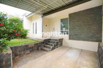 Rumah dengan halaman luas, siap huni di Villa Inti Persada Pamulang