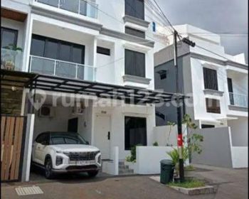 Rumah 2 Lantai di Cempaka putih  tengah
Lokasi stregis dekat  area perkantoran