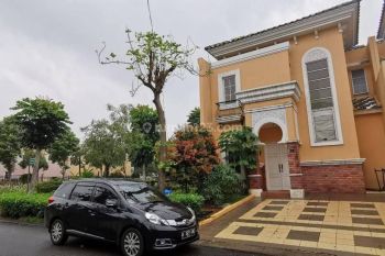 Rumah Hoek cluster Alicante belakang swimming pool gading serpong tangerang