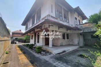 Dijual Villa Bangunan Lama 2 Lantai 8 Bedrooms Butuh Renovasi di Kerobokan Bali