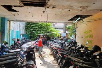 02-279 FOR RENT RUMAH COCOK UNTUK KANTOR RESTO CAFE DI PANGLIMA POLIM KEBAYORAN