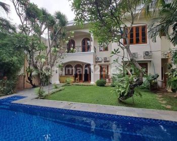 Rumah disewakan di Kemang luas dan asri