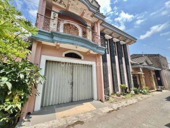 RUMAH MEWAH 2 LANTAI HARGA MURAH DENGAN TATA RUANG NYAMAN DAN TANAH LUAS DI KM