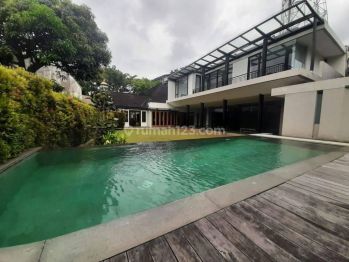 Rumah Belanda di Area Dago Hj Juanda Ada kolam Renang