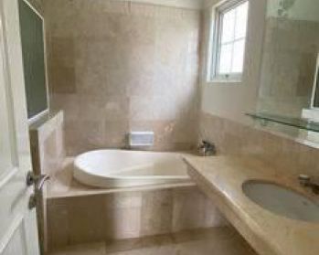 Disewakan rumah dilengkapi kolam renang di sentul city