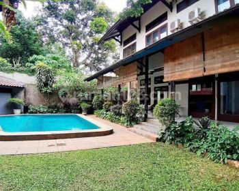 Rumah cozy siap huni di daerah Kemang. Harus lihat