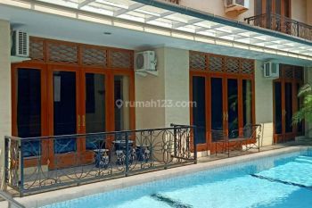 Sewa Rumah Dengan Kolam Pribadi Kebayoran Baru Senopati, Jaksel