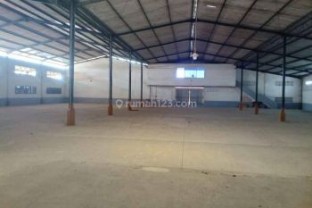 Sewa gudang di pinggir jalan raya