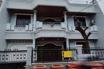 Di sewa rumah bagus dan  luas 3 lantai baru di renovasi.
