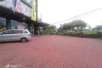 Gedung Luas Di Area Komersil Depok Sleman Yogyakarta