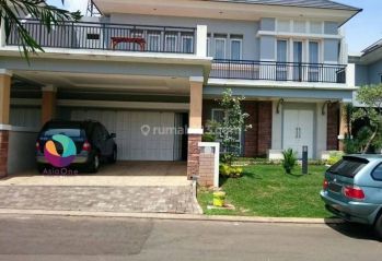 Rumah 2 lantai hadap taman rapi luas siap huni