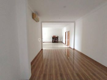 Disewakan Rumah di Pik1 Bgm 2,5 Lantai 4+1br Semi Furnished