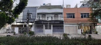 RUMAH LUAS HADAP JALAN RAYA DI MUARA KARANG