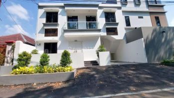 Rumah 2 Lantai Dalam Kompleks Elit Cempaka Putih