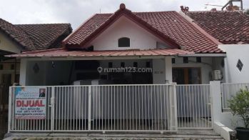 Rumah 2 lantai Aman dan Nyaman Siap Huni di Kawasan Komplek Elite Dekat 2 Pintu
