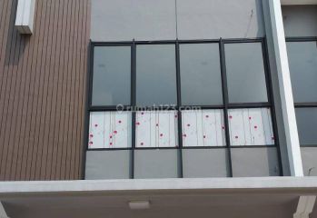 Ruko 3 lantai Hive Prive, lokasi strategis dekat Gading Serpong