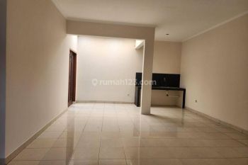 Rumah satu lantai di Setra Duta. JARANG ADA.