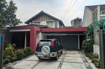 Rumah Lama Terawat di Setrasari Bandung