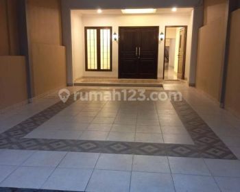Rumah Dengan 5 Kamar Tidur di Lingkungan Yang Teduh, Menteng Jakarta Pusat
