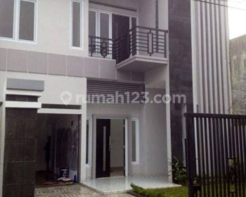 Rumah di Cisitu 2 Lantai SHM Bagus