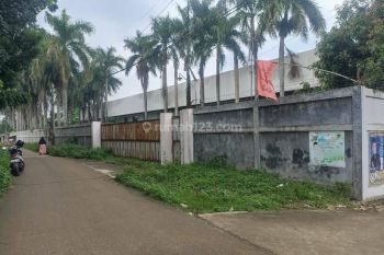 Hadap selatan Pabrik dan gudang. di jalan Makam Kadu Legok tangerang banten