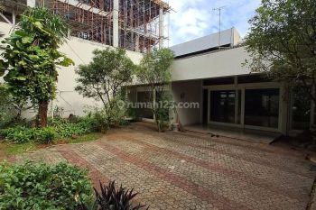 Rumah Dengan Halaman Luas di Kebayoran Baru, Jakarta Selatan