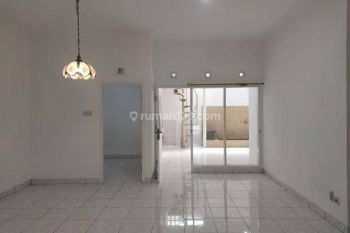 Disewakan Rumah Lokasi Favorit di Singgasana Pradana