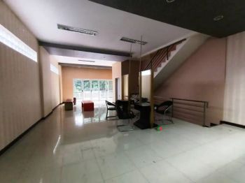 Ruko 3 lantai area jalan Riau lahan parkir luas