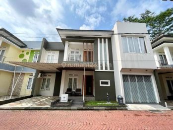 RUMAH MEWAH 2 LANTAI STRATEGIS DALAM PERUMAHAN DENGAN KUALITAS TERBAIK DI JALAN