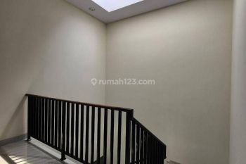Rumah 4 Kamar Tidur Dekat Ice Bsd di Eminent Bsd