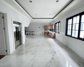 Rumah Sutera Winona , Special Size 14x18m2 , Private Lift , Lokasi Bagus .