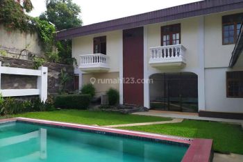 Disewakan Rumah Klasik 2lt Dgn Kolam Renang di Setrasari