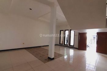 Rumah SHM 2 Lantai Sudah Renovasi hadap Barat, siap huni