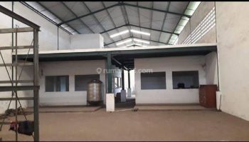 Ukiaw, Gudang Jl Raya Gantang Baru Gresik, Strategis