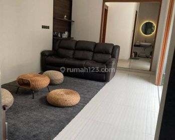 Rumah Dijual Besar Cantik di Sayap Gatot Subroto