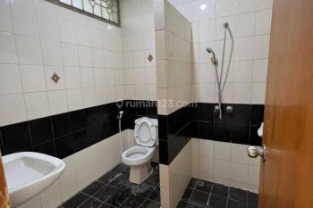 DISEWAKAN RUMAH NYAMAN TERAWAT LINGKUNGAN AMAN DI SINGGASANA BANDUNG