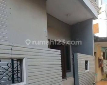 SDt rumah 2 lantai sedikit dlm gang 6x10 m2 jln kaki ke Trisakti Grogol