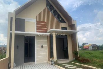 Rumah modern model scandinavian pinggir jalan utama